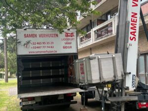 Verhuiswagen van Samen Verhuizen met ladderlift