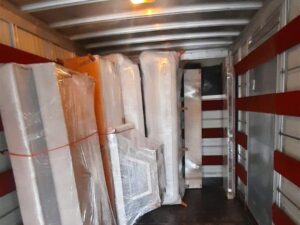 Zorgvuldig ingepakte meubels in de verhuiswagen