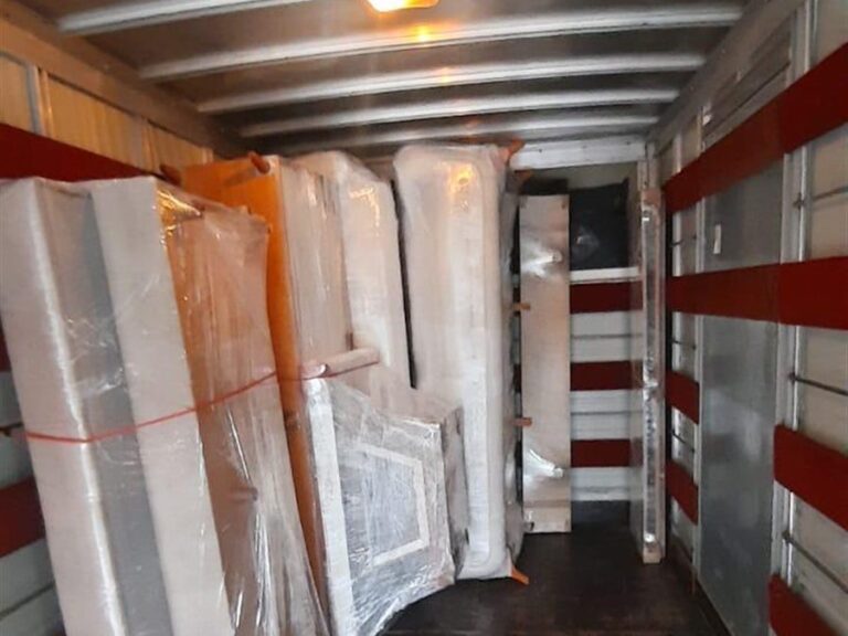 Zorgvuldig ingepakte meubels in de verhuiswagen