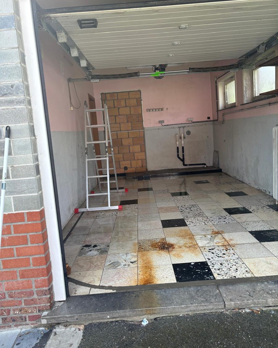 Dezelfde garage leeg en opgeruimd na het leegmaken