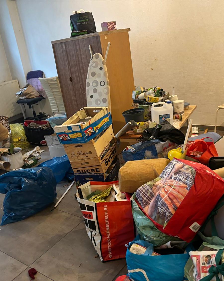 Kamer vol spullen voordat de woning wordt leeggemaakt