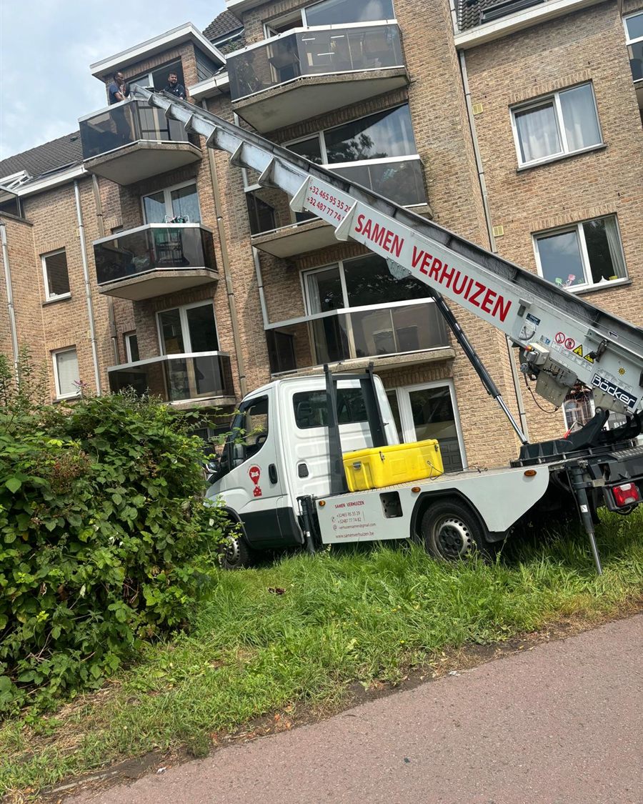 Ladderlift van Samen Verhuizen aan het werk bij een appartementsgebouw