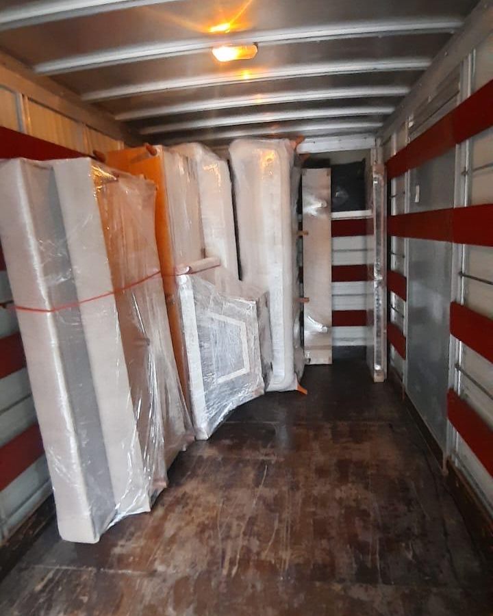 Meubels zorgvuldig ingepakt in folie in de verhuiswagen